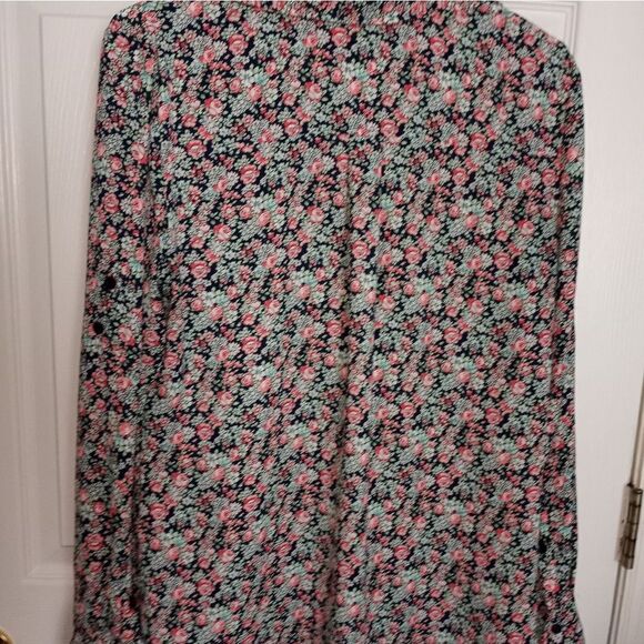 New York & Company M Mlticlrd Buttonup LslvsPockets Floral V-Neck Women's Shirt. - Picture 4 of 9